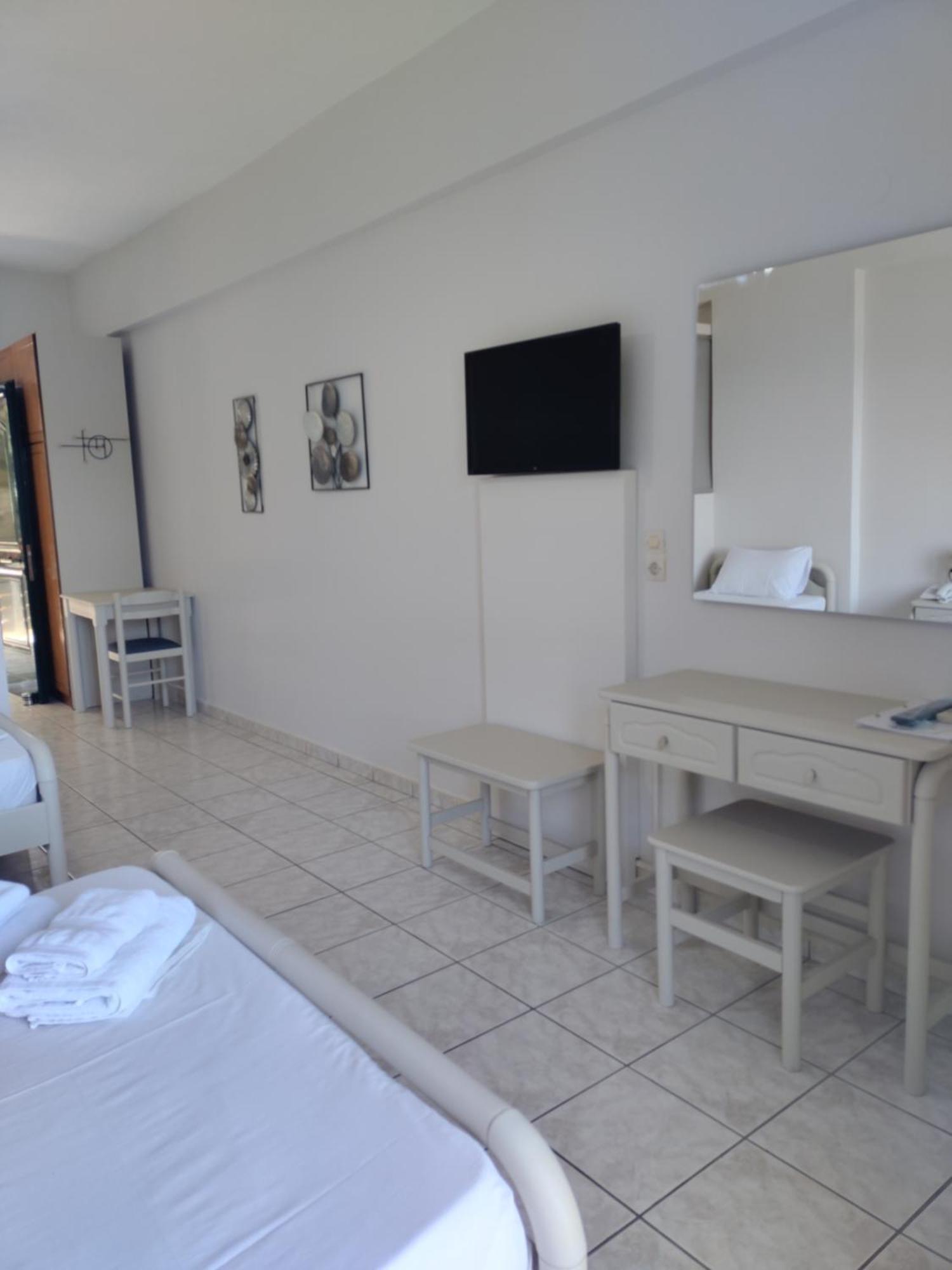 Captain Nick Aparthotel Mikros Gialos Exterior photo